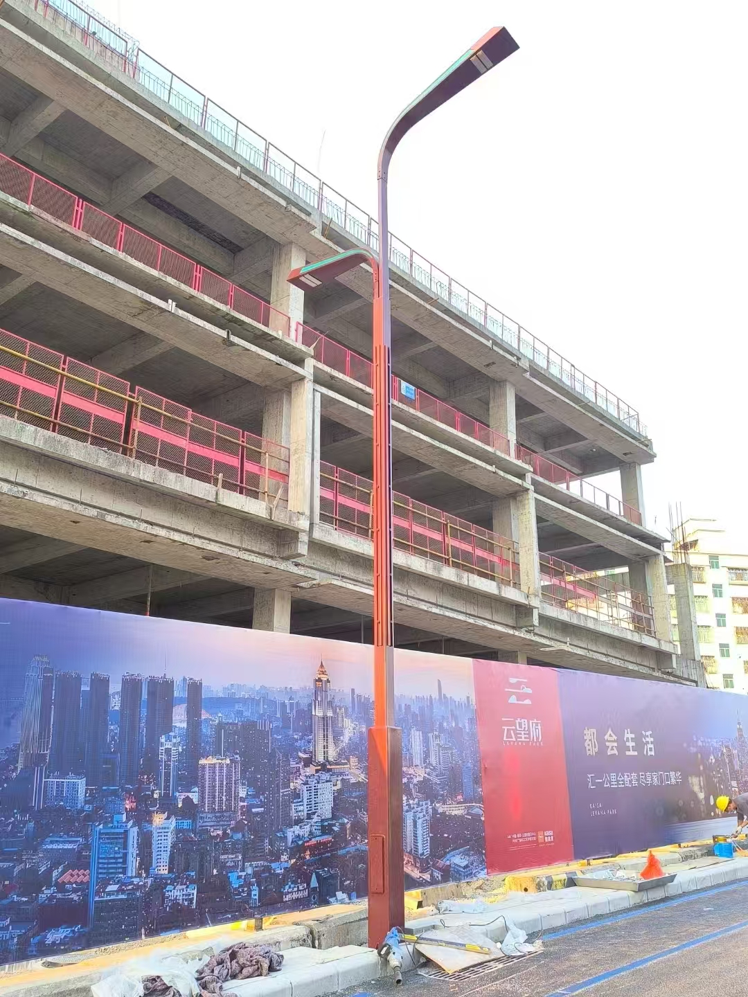 多功能燈桿：城市空間集約化利用的智能解決方案